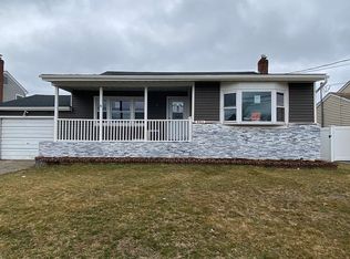 521 Heathcote Rd, Lindenhurst, NY 11757
