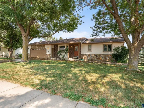 5800 W Coughran Ct, Sioux Falls, SD 57106