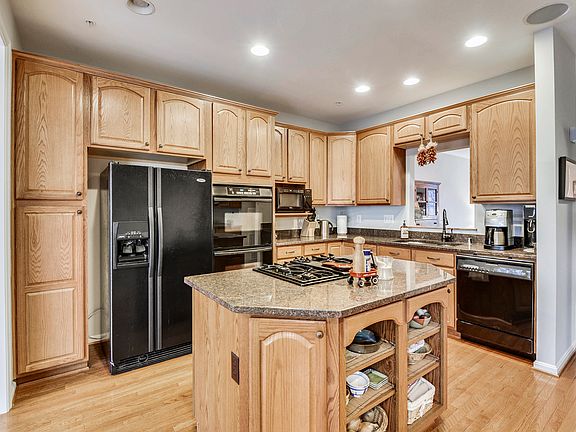 Island & upgraded cabinets!