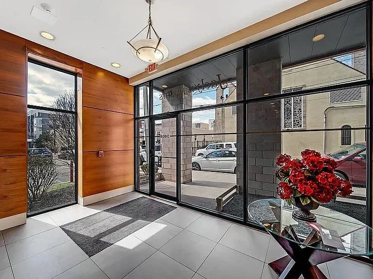5808 Washington St — Photo 1