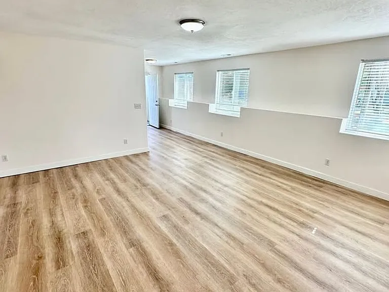 537 N 400 W — Photo 9