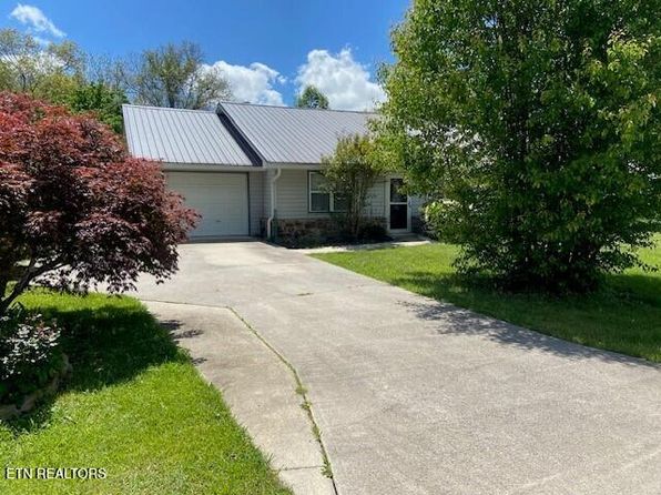 33 Wood Ln, Sparta, TN 38583