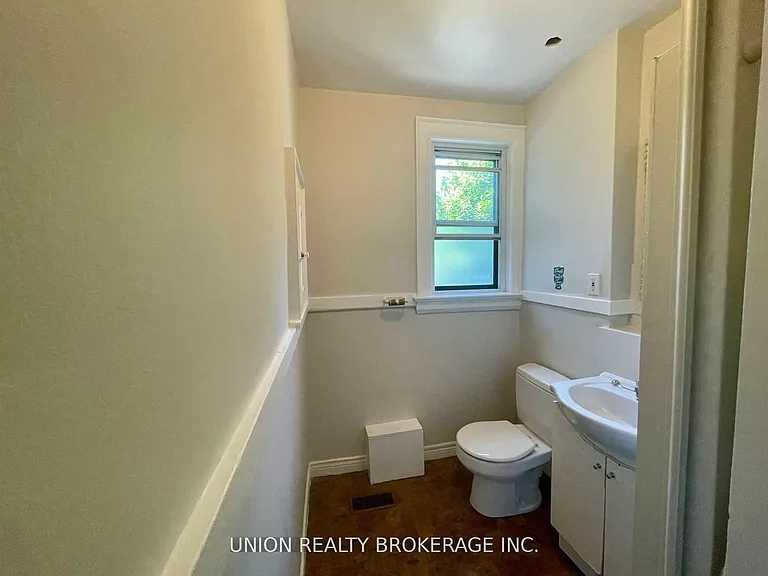 331 Eglinton Ave E #UPPER — Photo 13