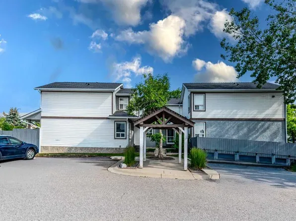 503 E Signal Hill Grn SW, Calgary, AB T3H 2Y4
