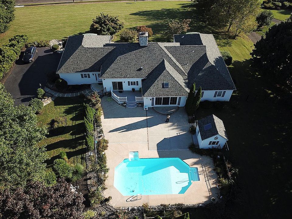 2nd image of 28 Grandview Dr