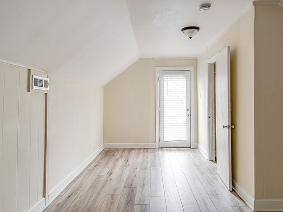 3rd image of 1902 Sweetbriar Ave