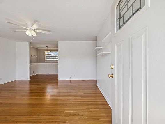 3rd image of 118 Newport Dr