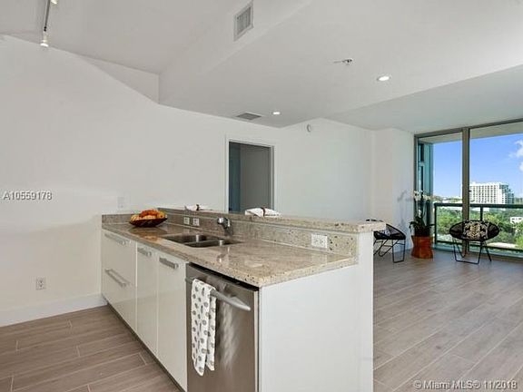 3rd image of 601 NE 36th St APT 903
