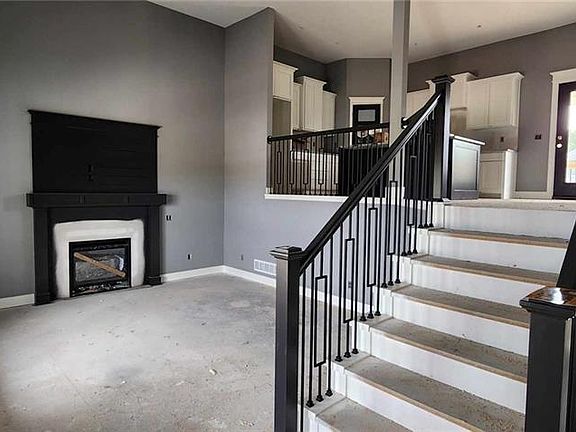 4th image of 2380 NE Colonnade Ave