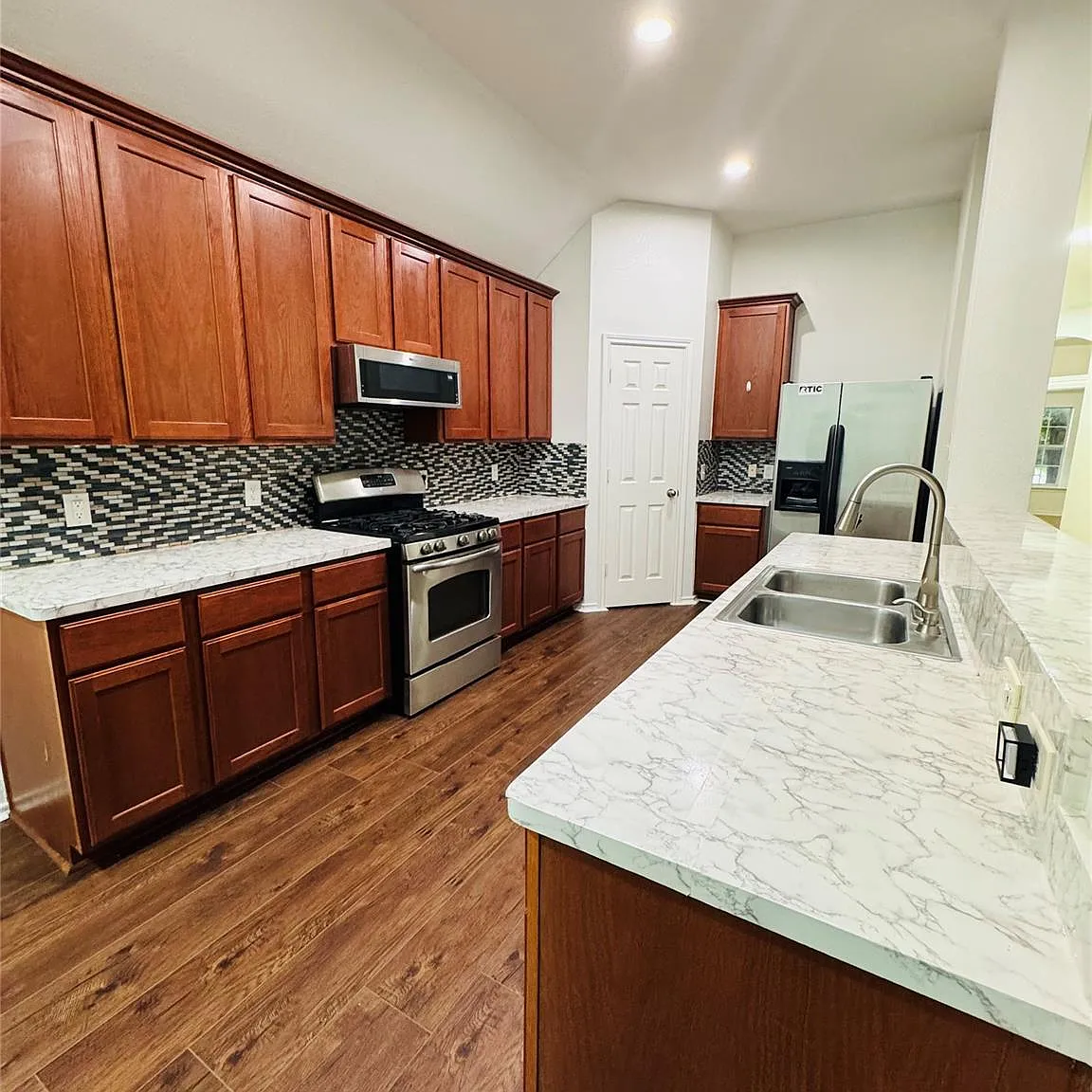 4 bed, 2.0 bath, 2064 sqft, $2,200 — Photo 2