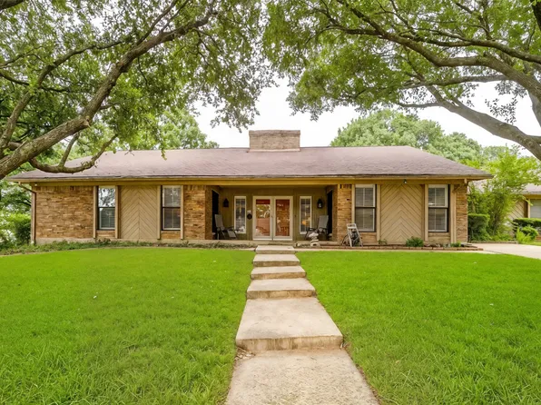 117 Cliffside Dr N, Burleson, TX 76028