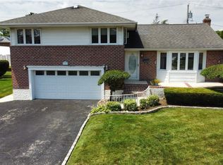 6 Balsam Dr, Hicksville, NY 11801