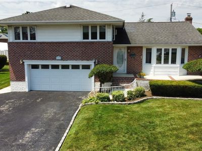 6 Balsam Drive, Hicksville, NY, 11801