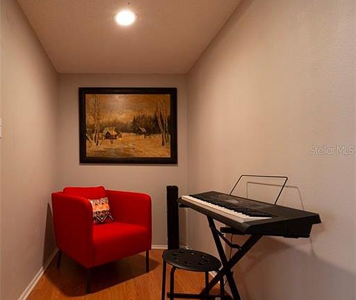 4th image of 102 Pine Ct