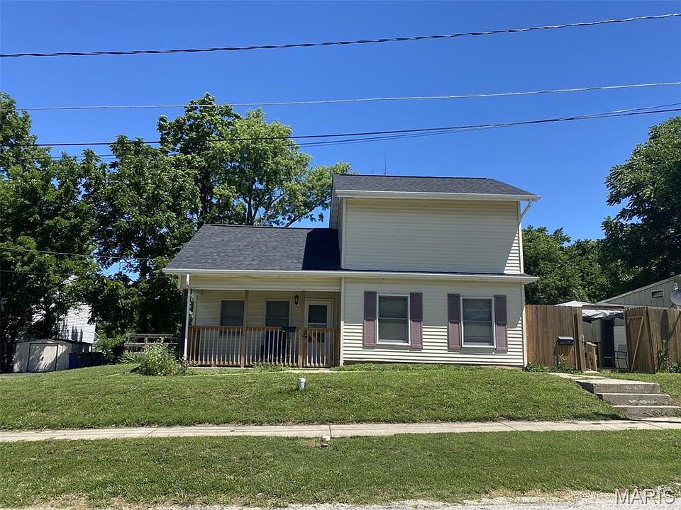 1st image of 105 E Oak St