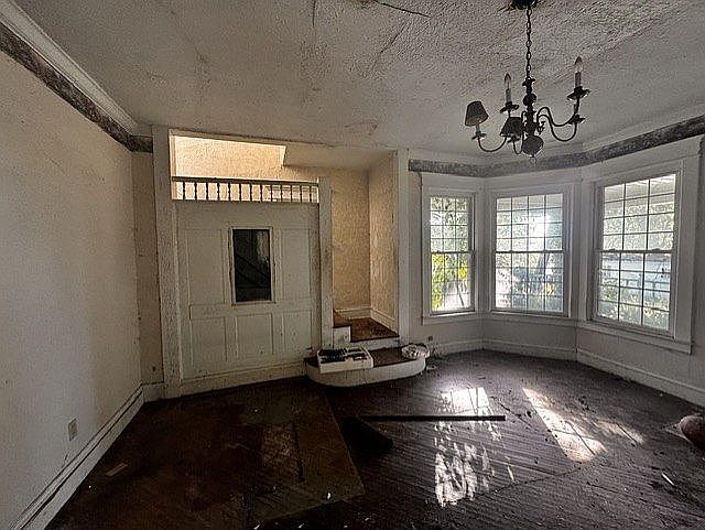 4th image of 102 John St