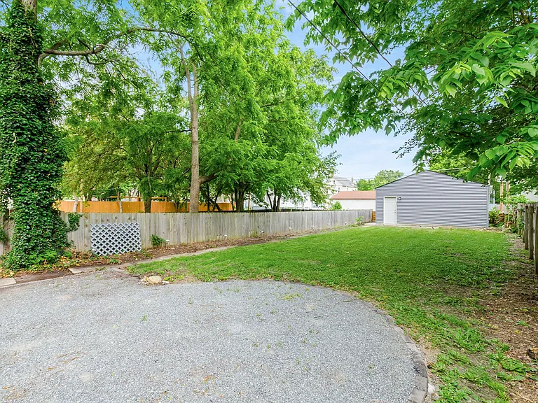 556 Siebert St — Photo 23