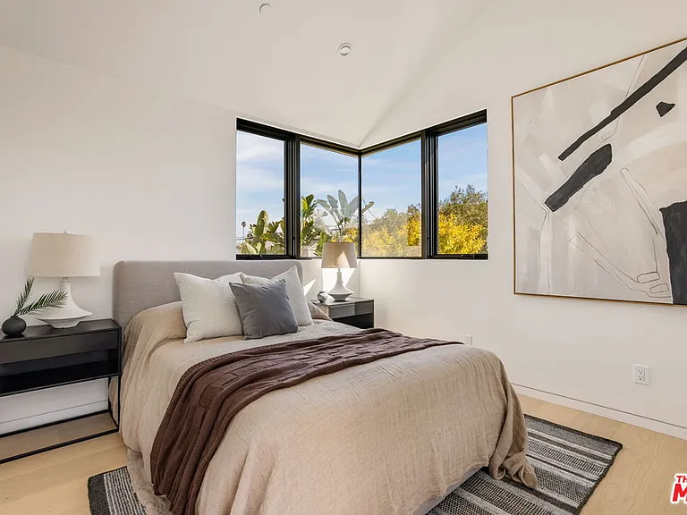 822 Superba Ave — Photo 34