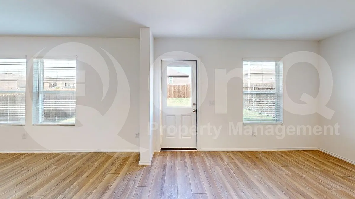 4 bed, 2.5 bath, 1824 sqft, $2,099 — Photo 4