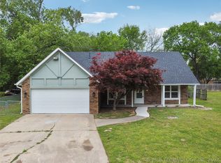 8010 S Peach Cir, Broken Arrow, OK 74011