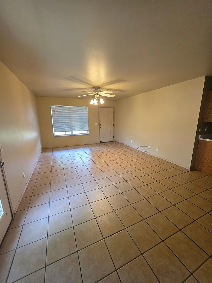 1007 N Parker Rd — Photo 4
