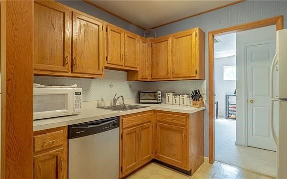 4th image of 704 Bentley Ct