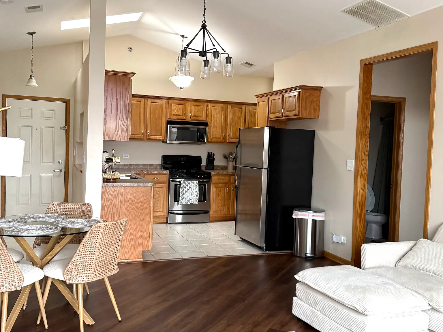 2 bed, 1200 sqft, $2,200 — Photo 3