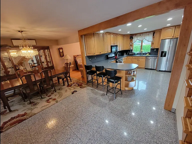 61 Rhodes Dr — Photo 9