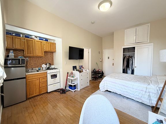 3rd image of 301 W 13th St APT 3C