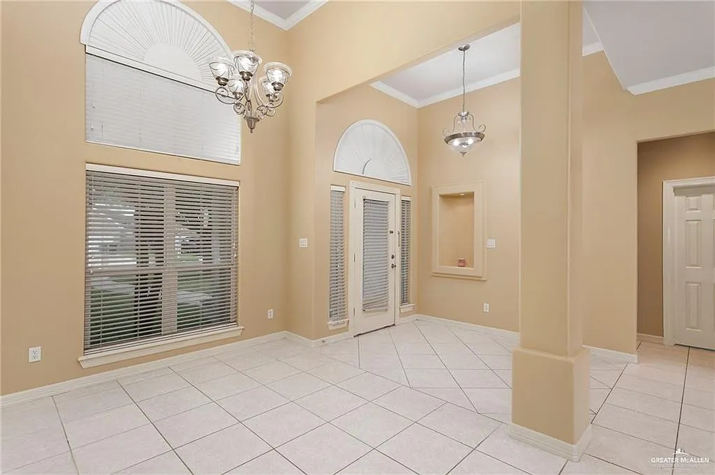 3 bed, 2.0 bath, 2553 sqft, $2,000 — Photo 2