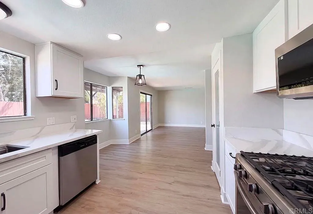 4 bed, 3.0 bath, 111 sqft, $2,500 — Photo 3