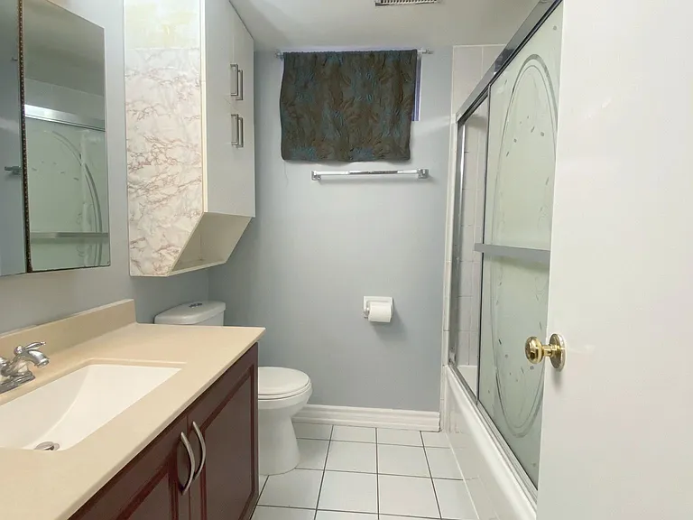 208 Roxanne Cres #LOWER — Photo 6