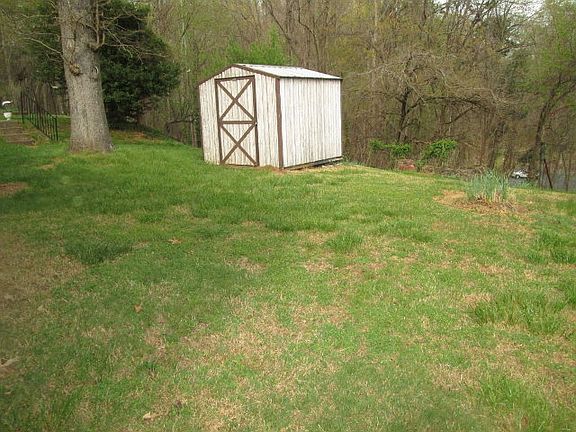 3rd image of 186 Arnett Blvd