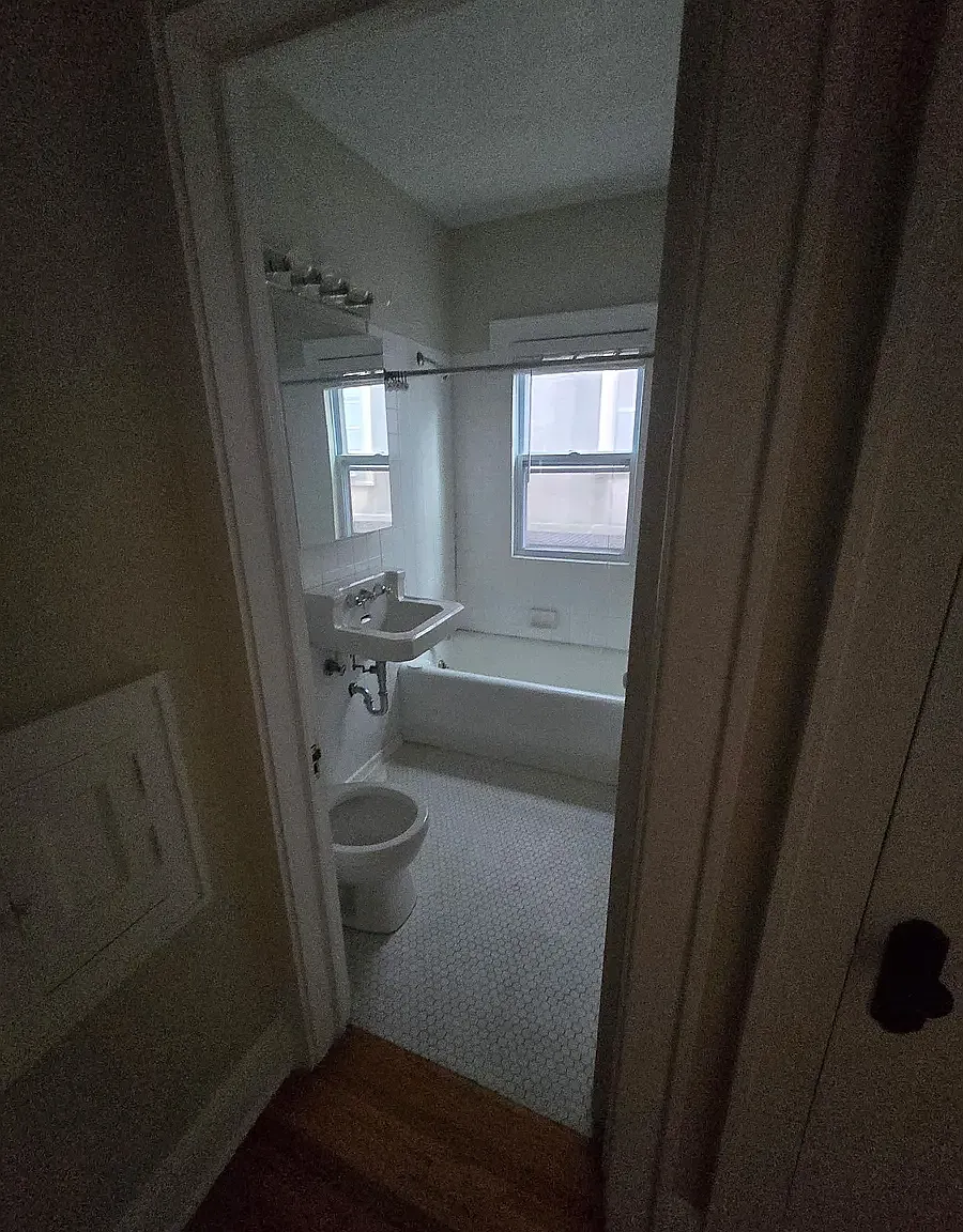 1 bed, 700 sqft, $1,300 — Photo 2