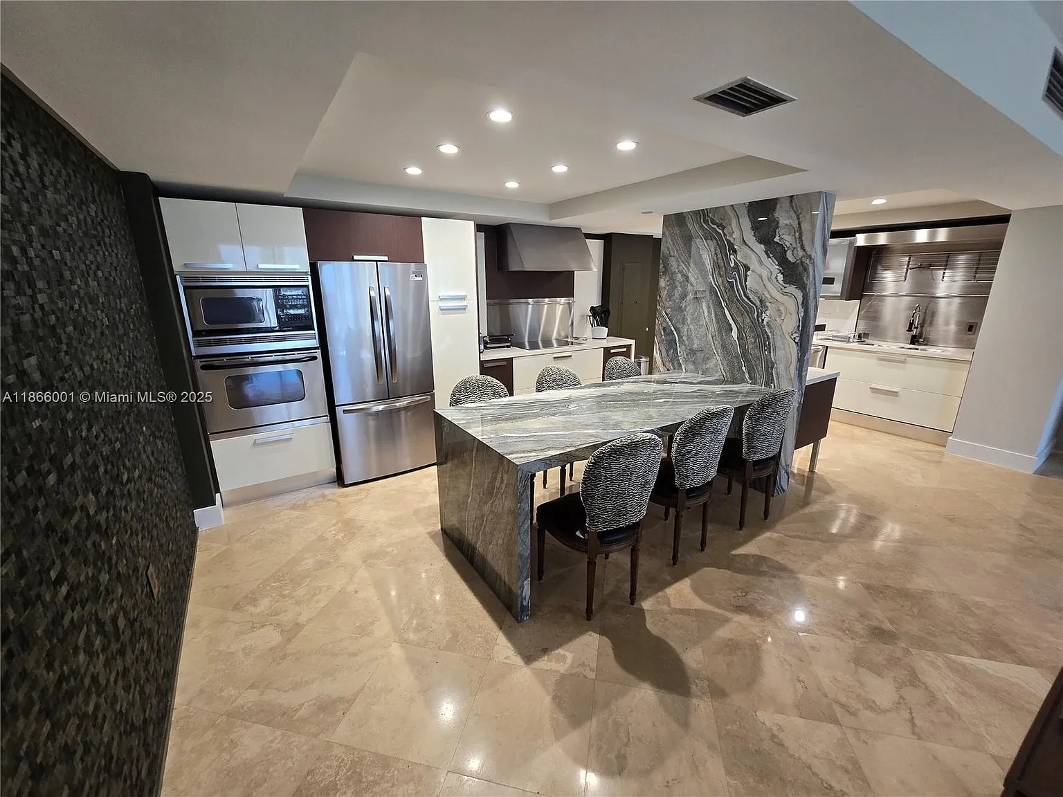 Jockey Club Iii Condo — Photo 2