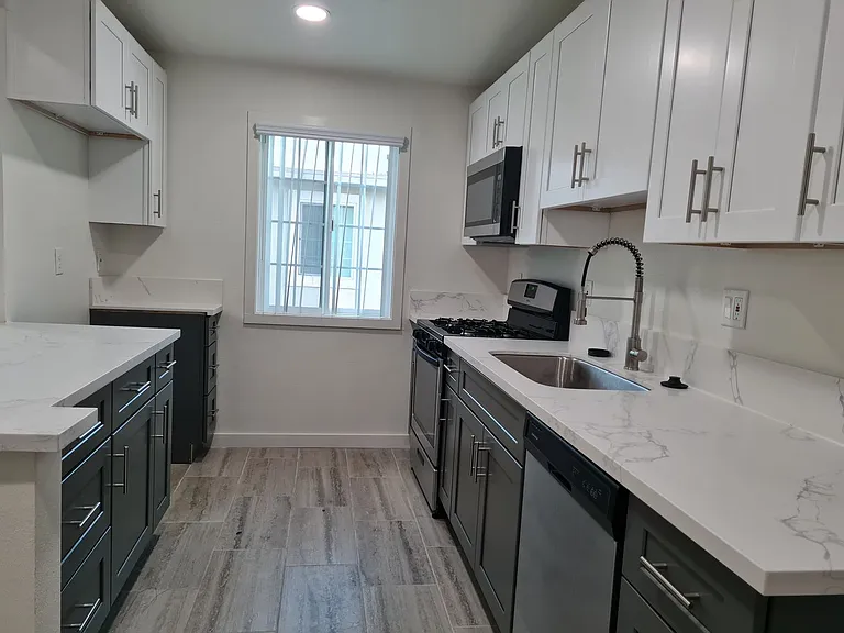 Remodeled 1 Bedroom Unit in Orange — Photo 3