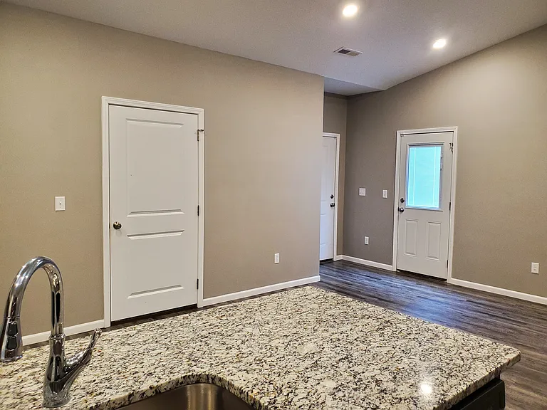 414 S Longbranch Dr — Photo 5