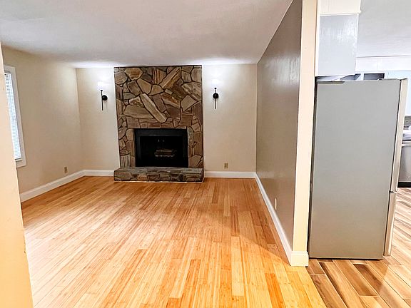 3rd image of 586 Lacebark Dr
