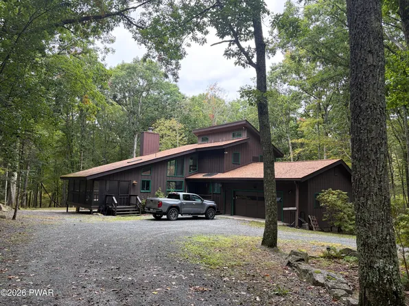 801 Mews Ct, Hawley, PA 18428