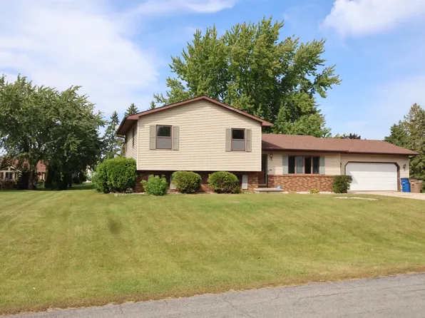 468 Oak Crest Dr, Oshkosh, WI 54904