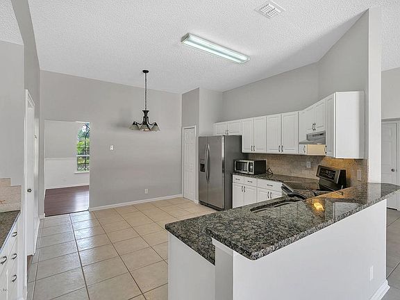 4th image of 2134 Forest Gate Dr E