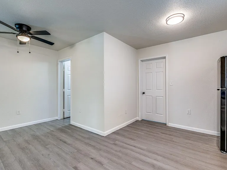Elmwood Triplex — Photo 14
