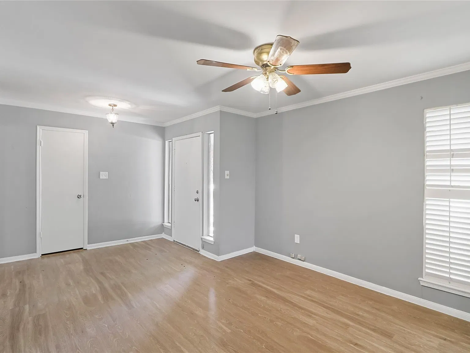 3 bed, 2.0 bath, 2058 sqft, $1,995 — Photo 2
