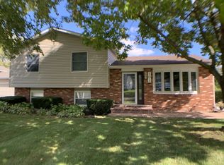 101 Hickory Dr, Lindenhurst, IL
