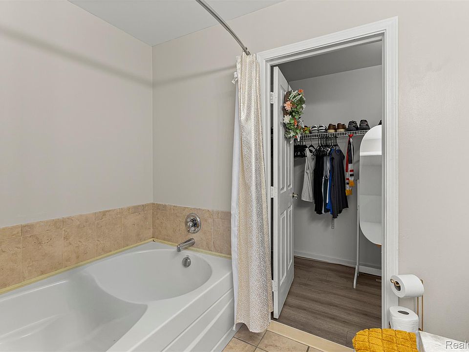 28215 Hillsbriar Dr, photo 22