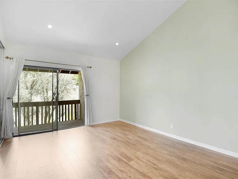 5760 Owensmouth Ave — Photo 8