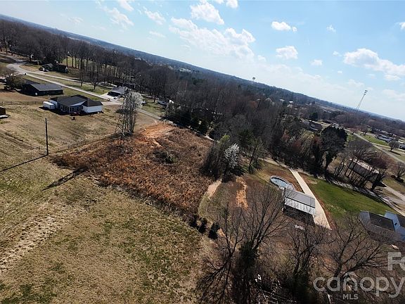 2nd image of 907 Honeysuckle Dr
