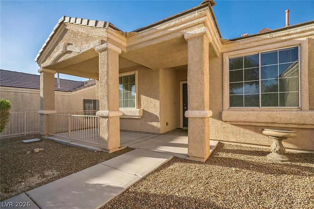 4 bed, 2.0 bath, 1846 sqft, $2,340 — Photo 2