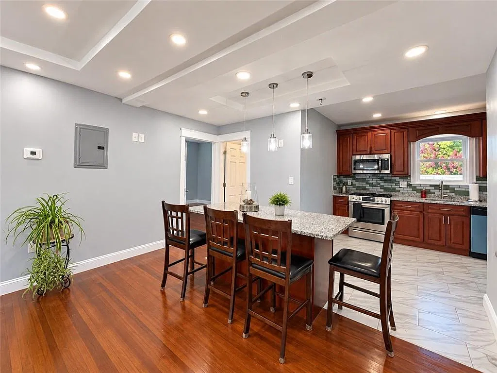 3 bed, 1200 sqft, $2,500 — Photo 3