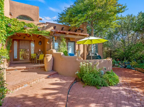 1079 Encantado Dr NE, Santa Fe, NM 87501